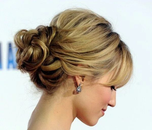 Нарядная прическа для женщин Pin on прически Bun hairstyles, Haircuts for medium hair, Medium length hair sty