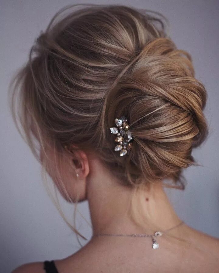 Нарядные прически на средние волосы This french twist updo hairstyle perfect for any wedding venue Long hair styles,