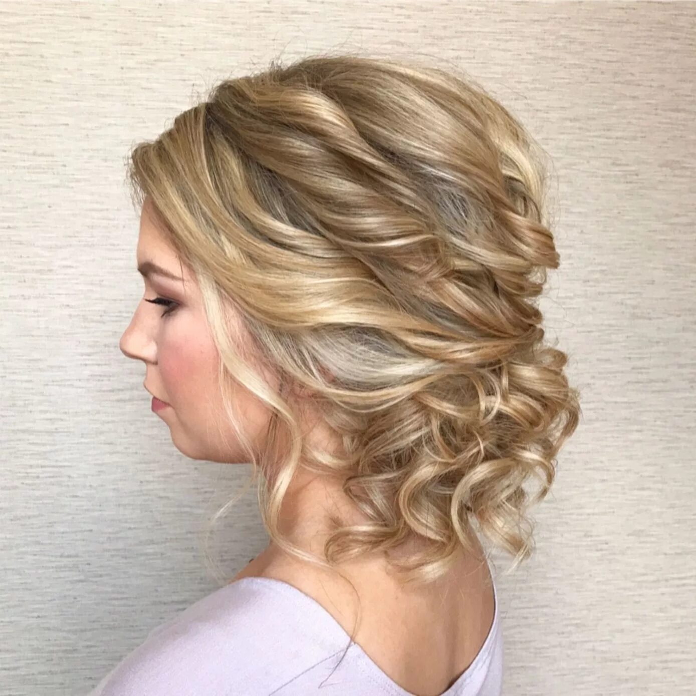 Нарядные прически на средние волосы Blonde Curly Updo for Prom Updos for medium length hair, Medium length hair styl