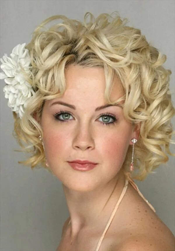 Нарядный прическа на короткий волос 30 Curly Short Hairstyles For Womens - Elle Hairstyles Short wedding hair, Curly