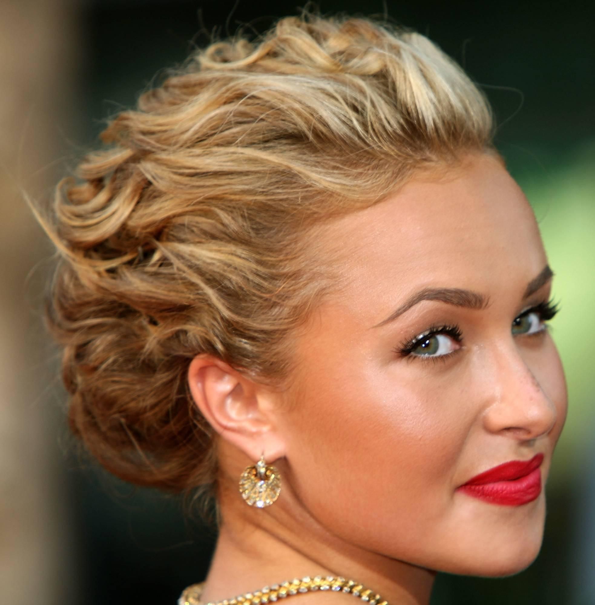 Нарядный прическа на короткий волос short pinup hair - Pesquisa Google Prom hairstyles for short hair, Curly hair up