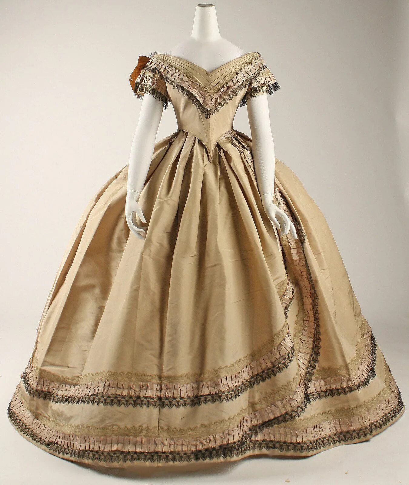 Наряды 19 века фото 1860-64, British, silk. metmuseum Vintage dresses, Historical dresses, Silk even