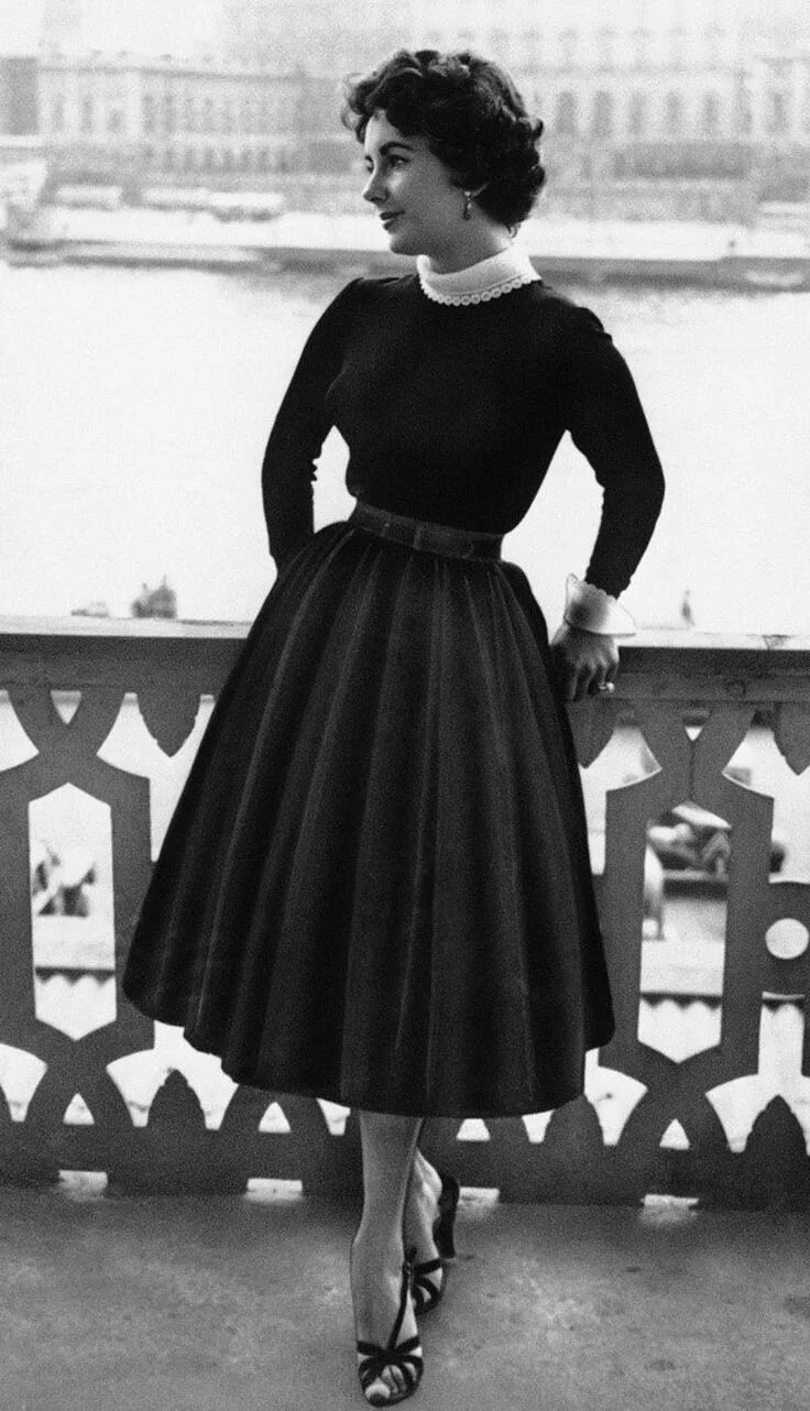 Наряды 50 годов фото Elizabeth Taylor stands on the balcony of the Grand Hotel in Stockholm, Sweden, 