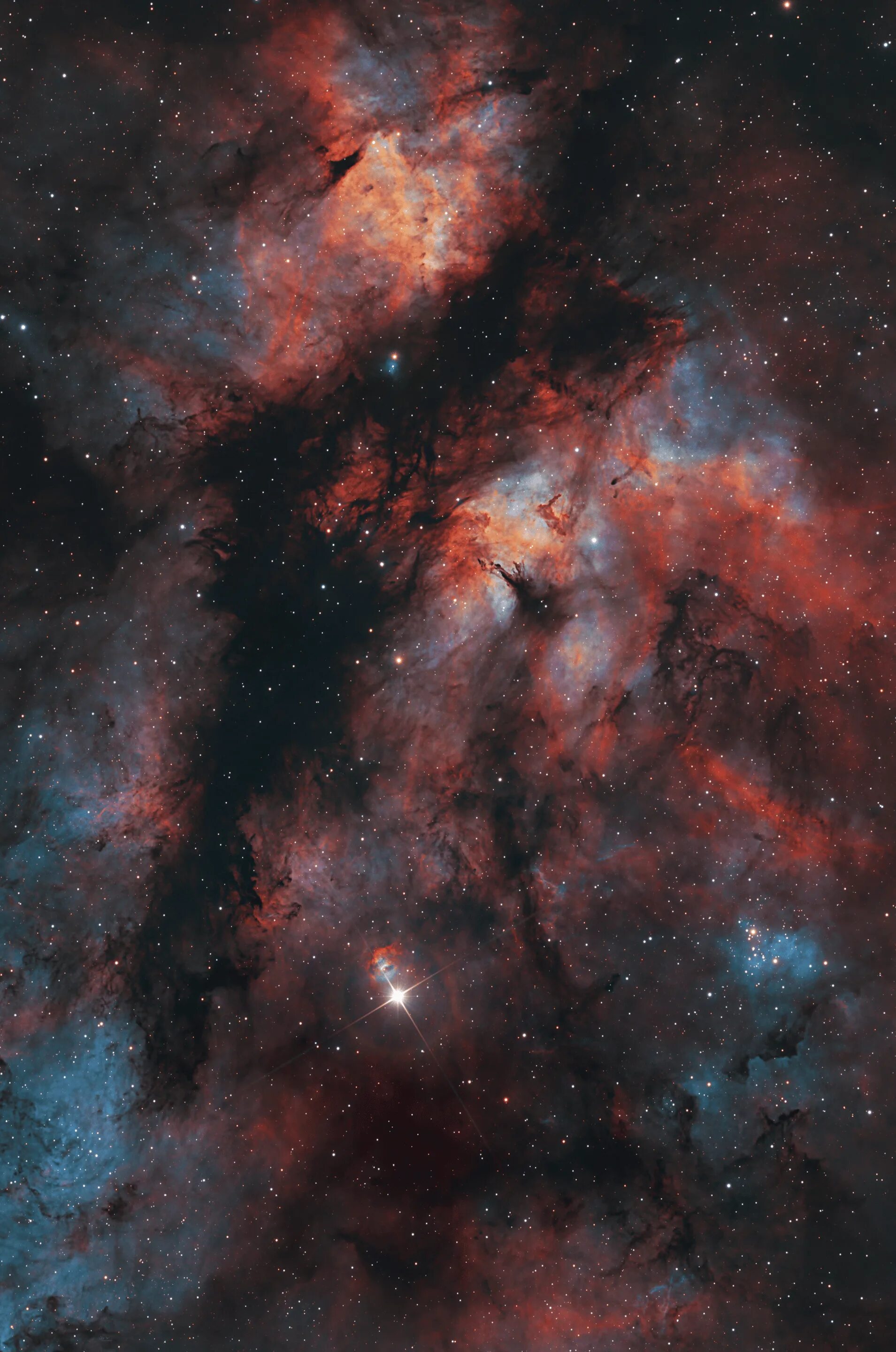 Наса фото дня Звезда-сверхгигант Гамма Лебедя на фоне туманности IC 1318