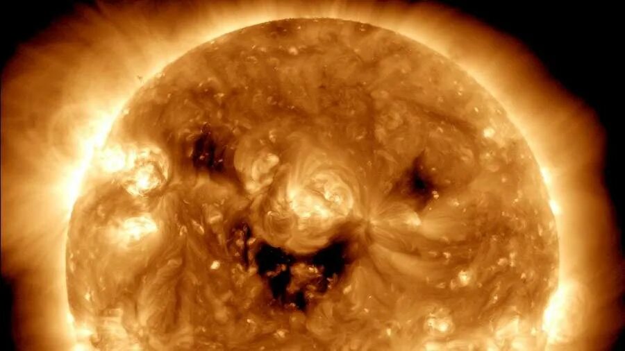 Наса фото дня Обсерватория NASA опубликовала фото "улыбающегося" Солнца Новости науки Известия