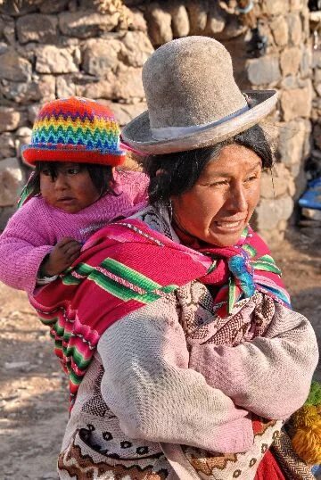 Население перу фото Peru, Indigenous Woman with baby in traditional dress.Peruvian woman