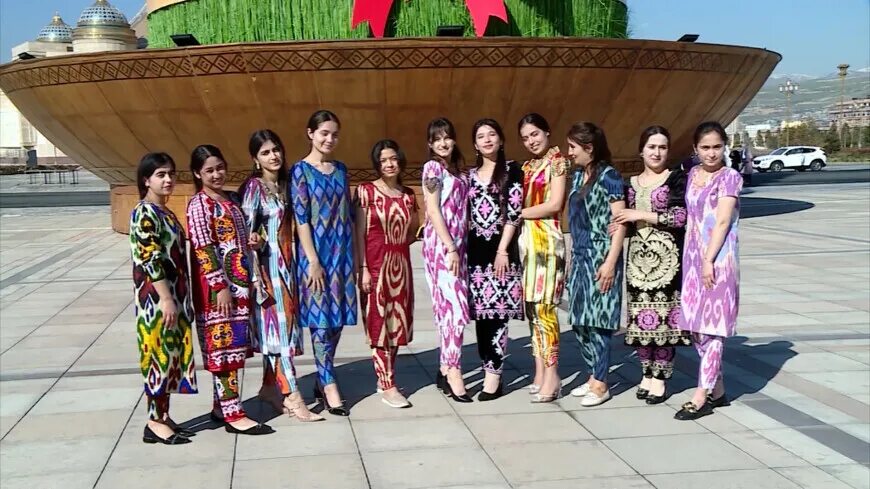 Национальная одежда таджикистана фото Одеваемся по-таджикски": женщины в Таджикистане сменили строгие костюмы на яркие