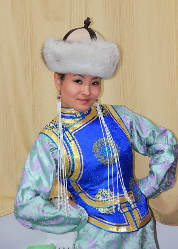 Национальная одежда тувинцев для девушки фото Пазл "Девушка в монгольском костюме" из 140 элементов Собрать онлайн пазл № 6271