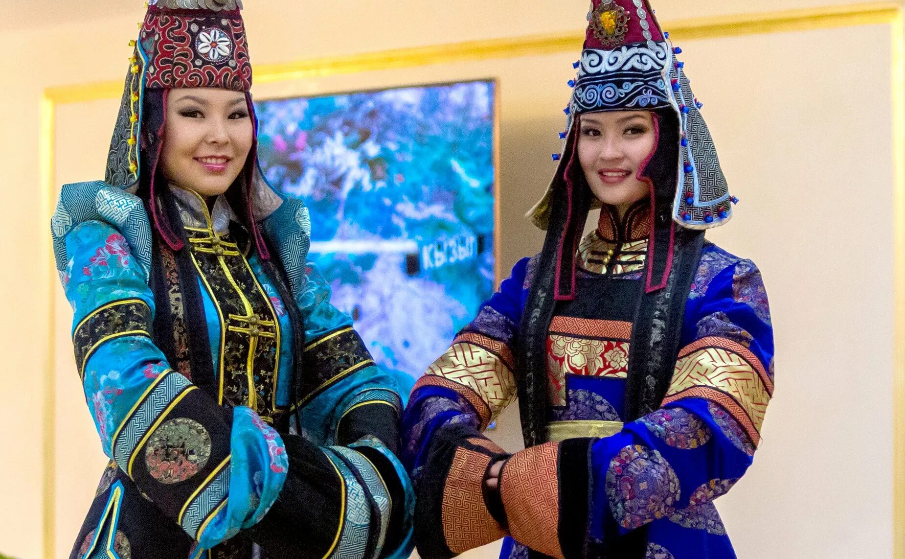 Национальная одежда тувинцев для девушки фото Выставка Республики Тыва в Совете Федерации