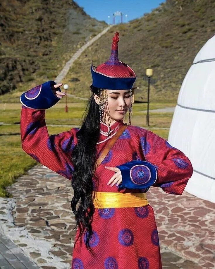 Национальная одежда тувинцев для девушки фото Pin on Turan Asian girl, Historical fashion, Festival captain hat