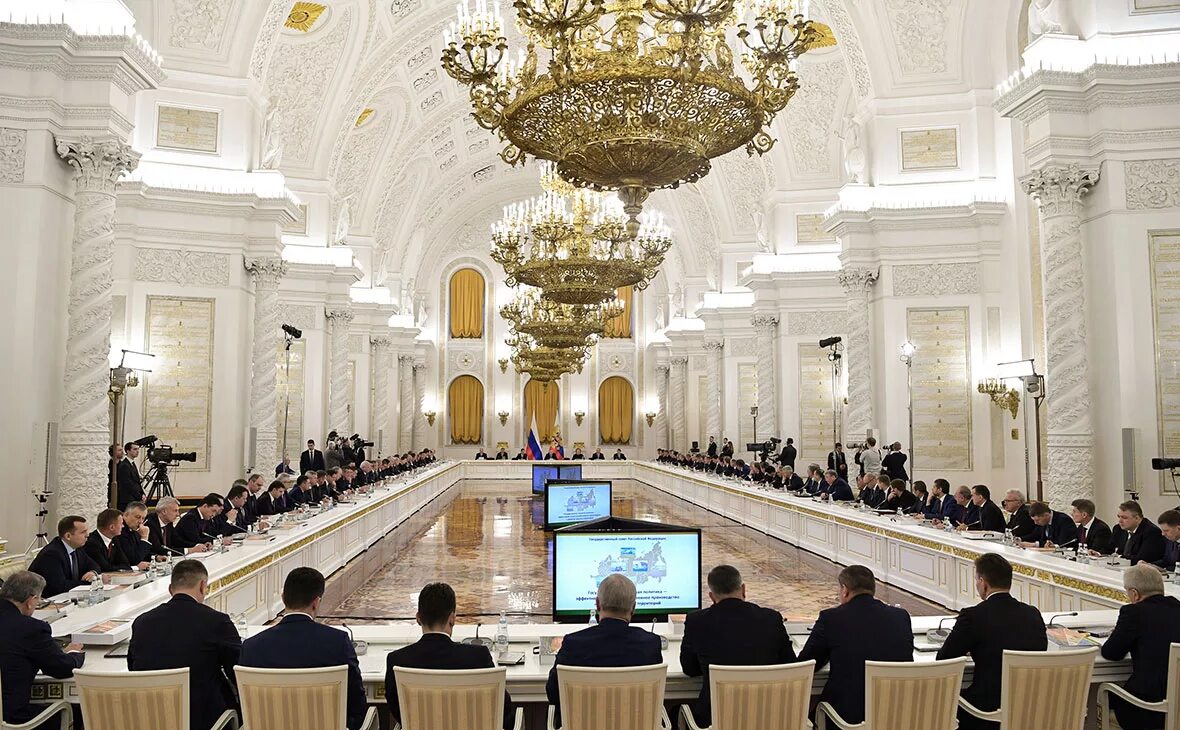 Национальная политика фото Путин утвердил новый состав президиума Госсовета - РБК