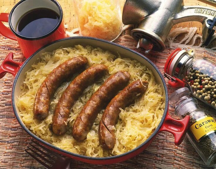 Национальное немецкое блюдо рецепт с фото Hearty German Sausage and Sauerkraut Casserole to Warm a Winter Night Recipe Sau