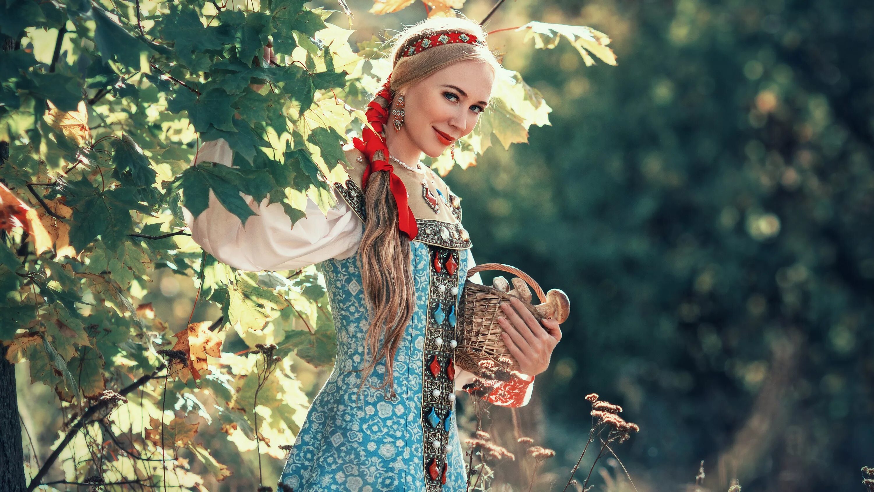 Национальные фото девушек Скачать обои лес, девушка, украшения, листва, грибы, блондинка, лента, наряд, ра