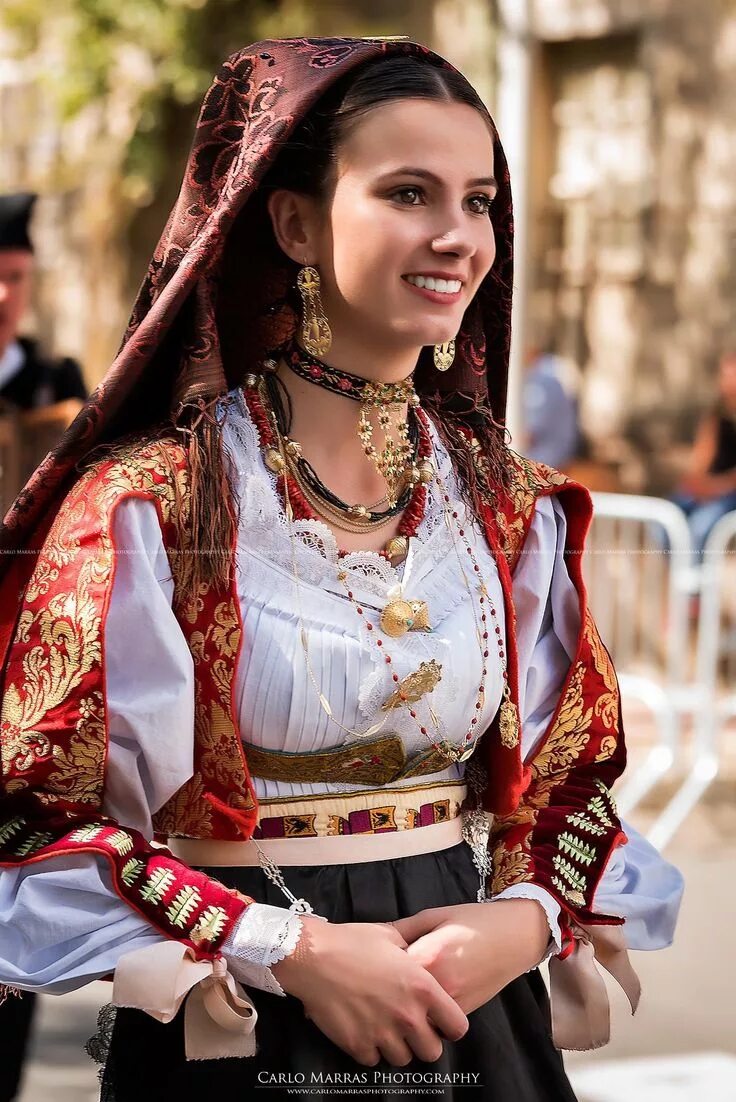 Национальные фото девушек Pin on Costumes Italian outfits, Italian traditional dress, Traditional outfits
