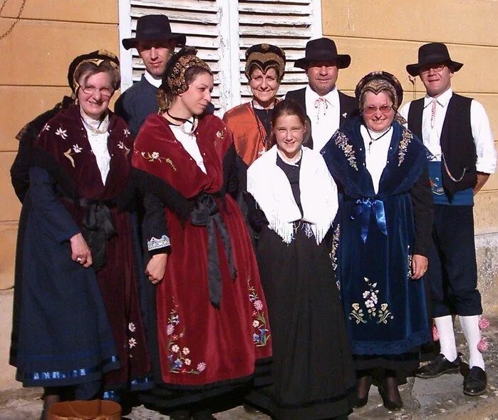 Национальные костюмы франции фото ФРАНЦУЗСКИЙ НАЦИОНАЛЬНЫЙ КОСТЮМ Traditional outfits, Folk clothing, Costumes aro