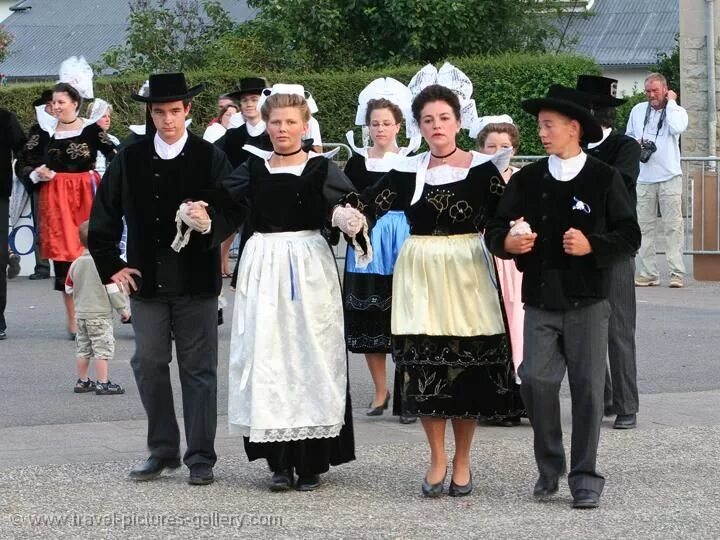 Национальные костюмы франции фото France - traditional clothing, folkloric dance, local festival Costumes around t