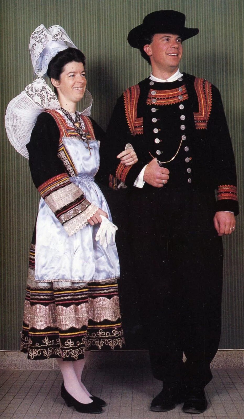 Национальные костюмы франции фото Costume of Pont-Aven and vicinity, Bro-Gernev or Cornouialle, Brittany Tradition