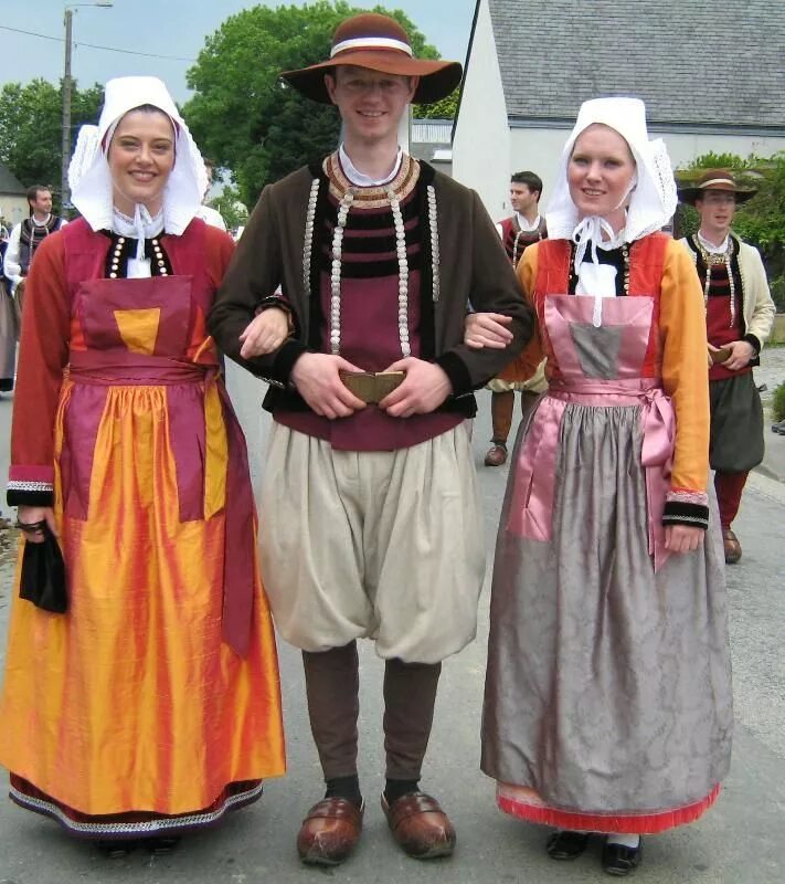 Национальные костюмы франции фото Brittany Traditional french clothing, Culture clothing, Travel clothes women