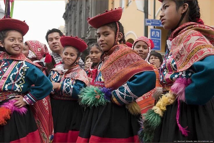 Национальные костюмы разных стран фото Girls red traditional Andean dress, Independence Day in Peru. Perú, Muñecas