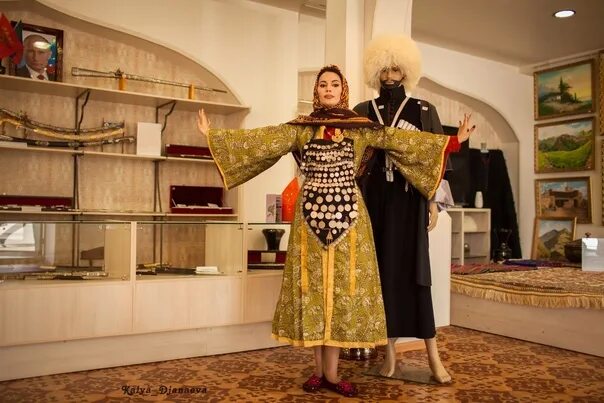 Национальный костюм лакцев фото Традиционный лакский наряд, фото в кафе "Kazan Mangal" и ТД "Дагестан"Фотограф: 