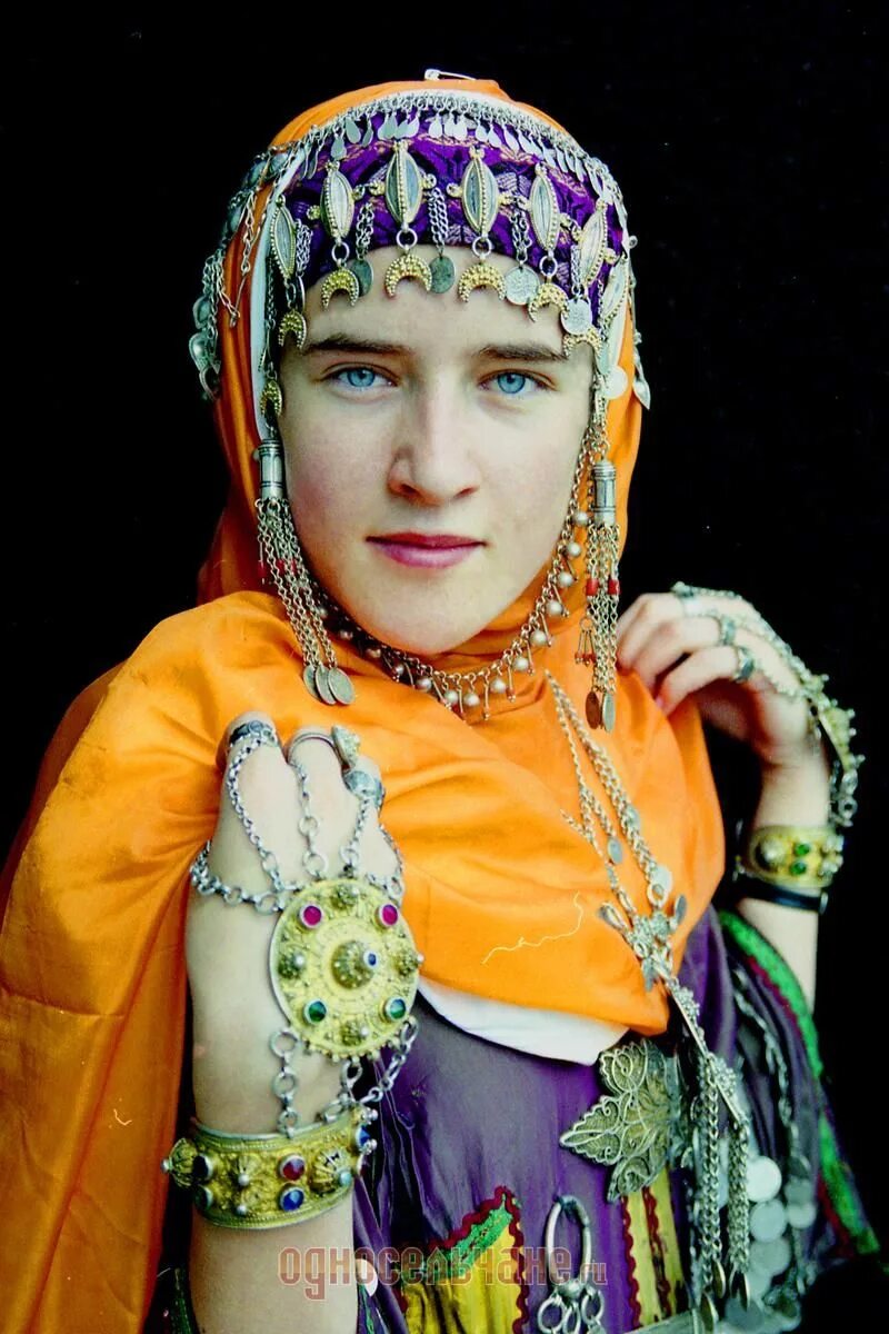 Национальный костюм лакцев фото Suzani Decor Caucasian girl, Beautiful people, Fashion