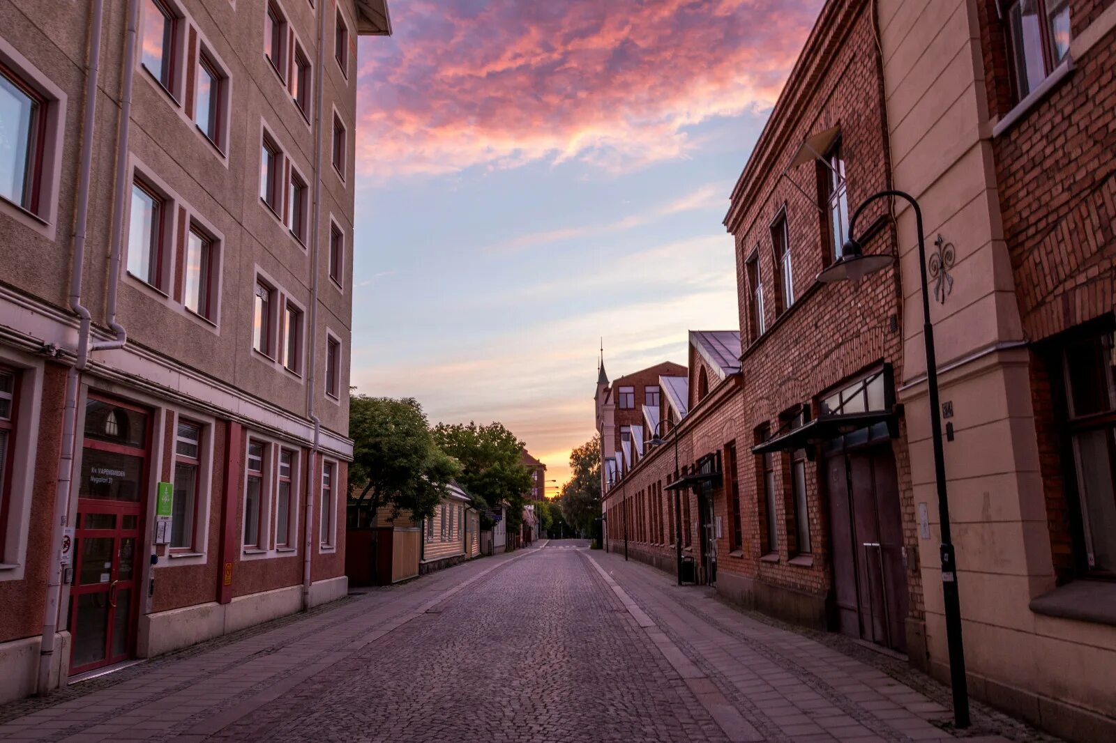 Найти улицу по фото дома Wallpaper : sunlight, window, sunset, city, street, building, sky, road, house, 