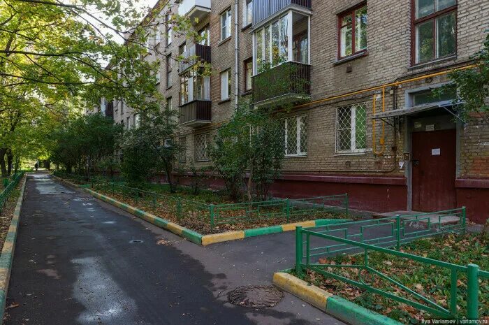 Найти улицу по фото дома Почему советские "хрущевки" строились без балконов на первых этажах