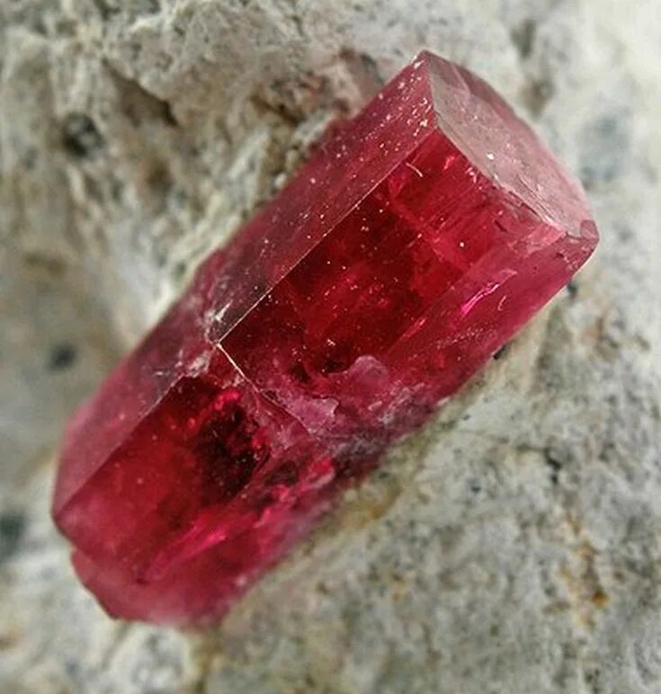 Назарит камень как выглядит Bixbite, the "red emerald" is the most rare jewel on Earth. A 1/2 ct stone is co