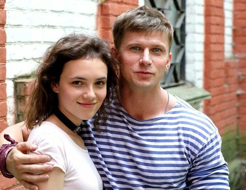 Назарова анна сергеевна и роман курцын фото Роман Курцын. Кто жена актриса красавца и "качка"актера и слухи о романе с Муцин