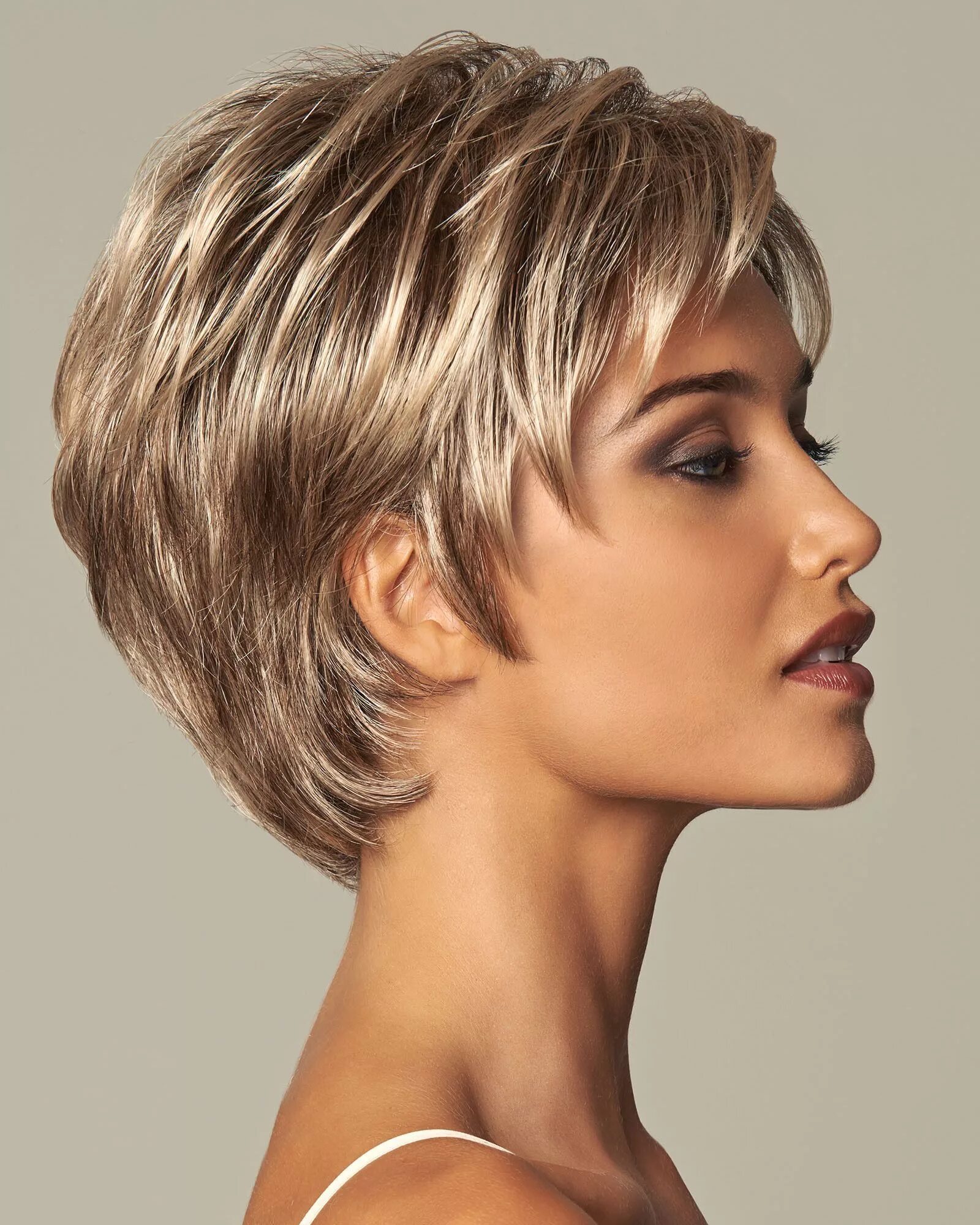 Название модных стрижек на короткие волосы The all-over layers of this short shag can be worn brushed smooth or finger comb