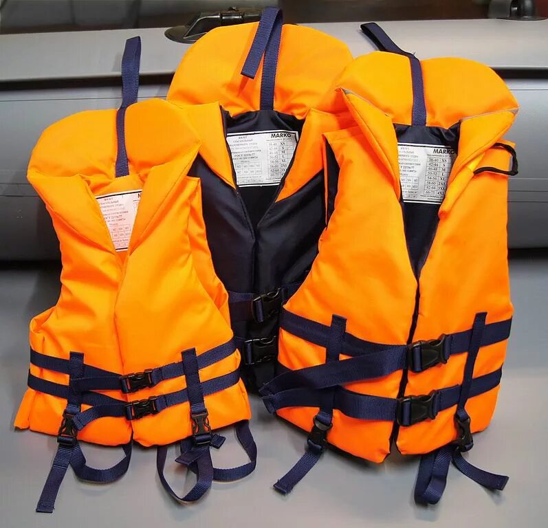 Название речного судна на спасательном жилете фото MarkoBoats Жилет спасательно-страховочный