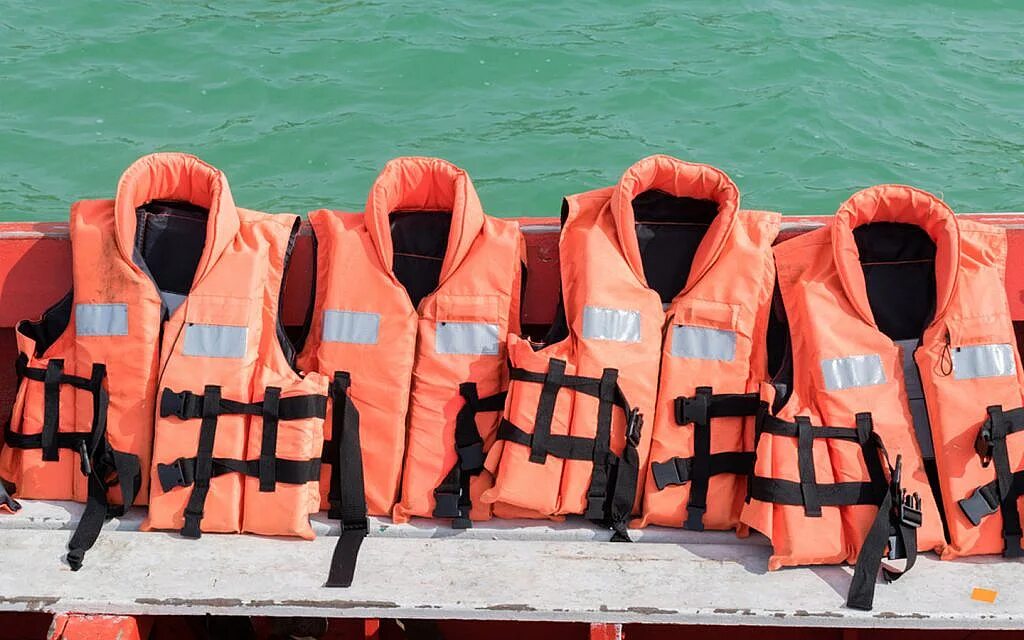Название речного судна на спасательном жилете фото Boat Safety Checklist: Maintenance, Equipment and More dubizzle