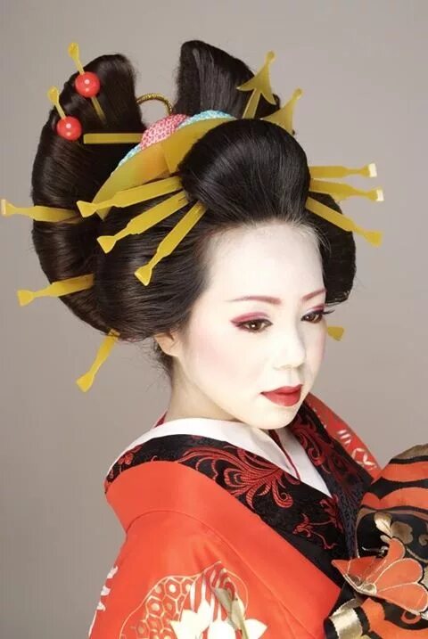 Название японских причесок женских Oiran hairstyle with kanzashi Japanese hairstyle, Traditional hairstyle, Geisha 