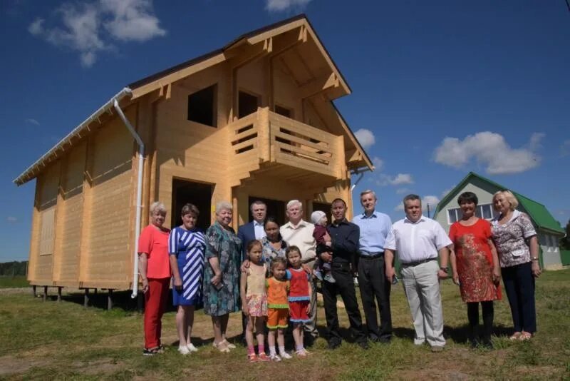 Названия проектов для многодетных семей отхы фото Осмотр строительства дома для семьи с пятью детьми в селе Маранка