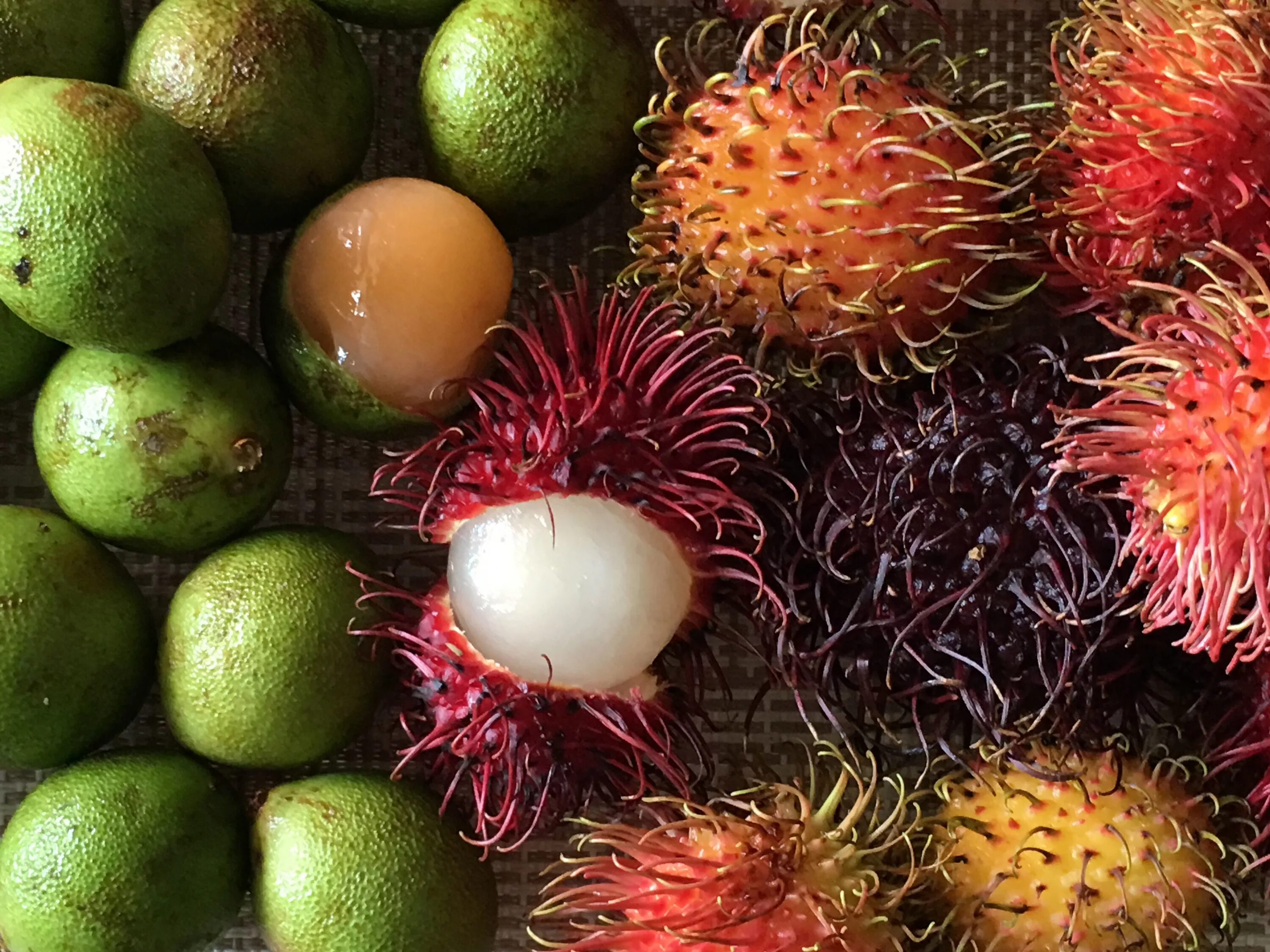 Названия южных экзотических фруктов с фото Limoncillo Dominicano y Lychee Rambutan; Limoncillo hindu!