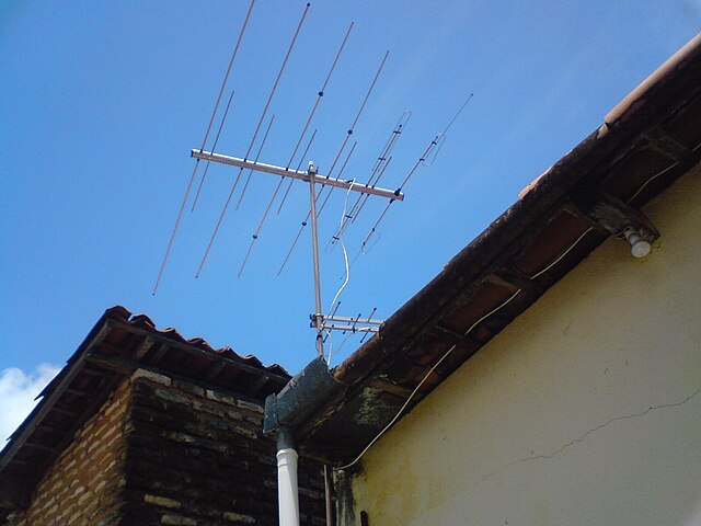Не ловит антенна на даче что делать File:Antena-tv.jpg - Wikimedia Commons