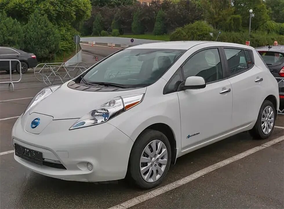 Ниссан гибрид фото Nissan Leaf Изображения: просматривайте стоковые фотографии, векторные изображен