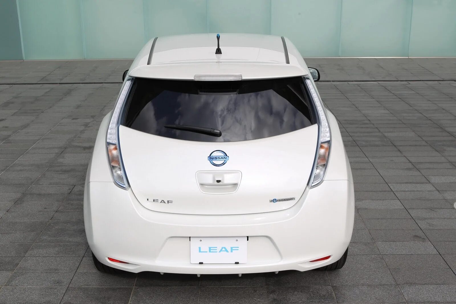 Ниссан гибрид фото Nissan Leaf EV sales aren't brilliant - AUTOMOTORBLOG