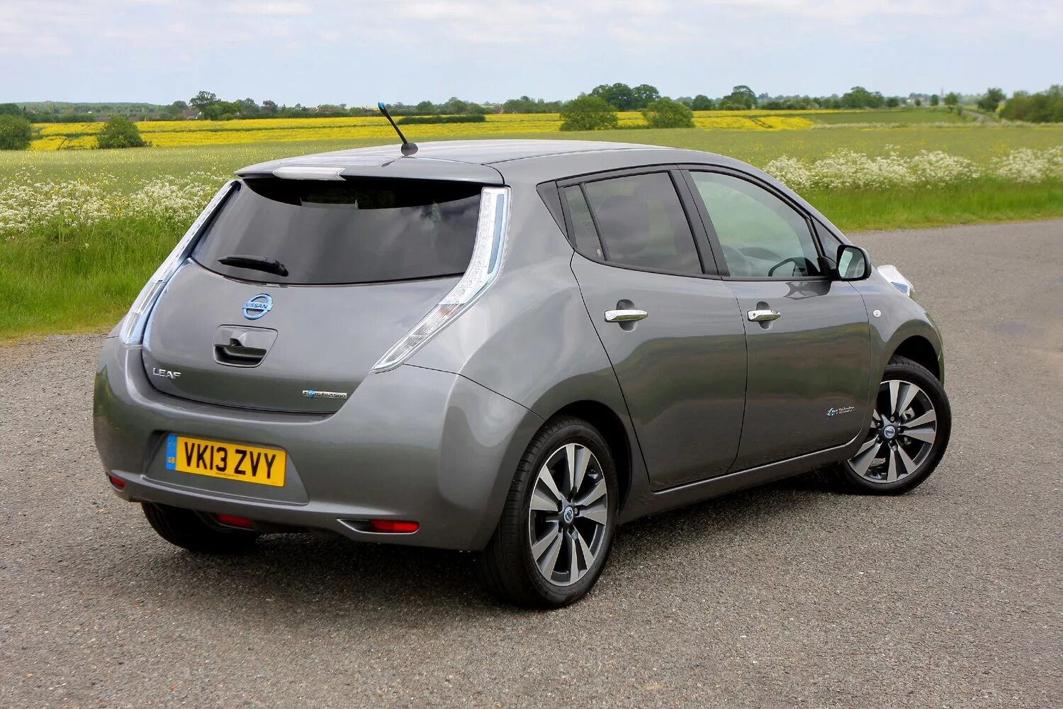 Ниссан гибрид фото Nissan Leaf S Hatchback