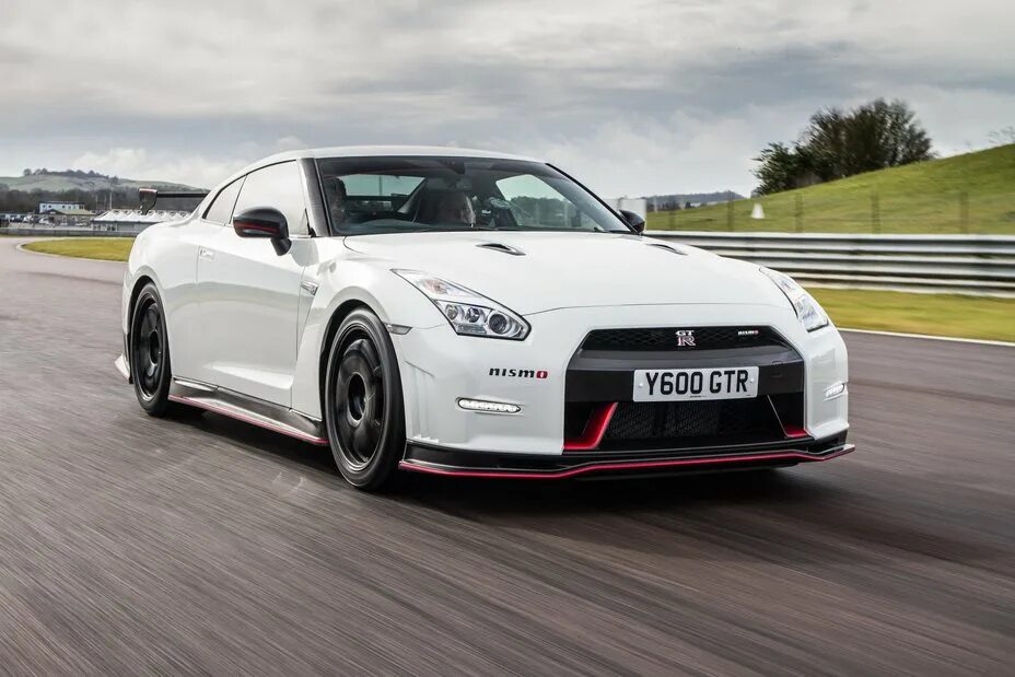 Ниссан gt фото First UK GT-R Nismo delivered with added thrills