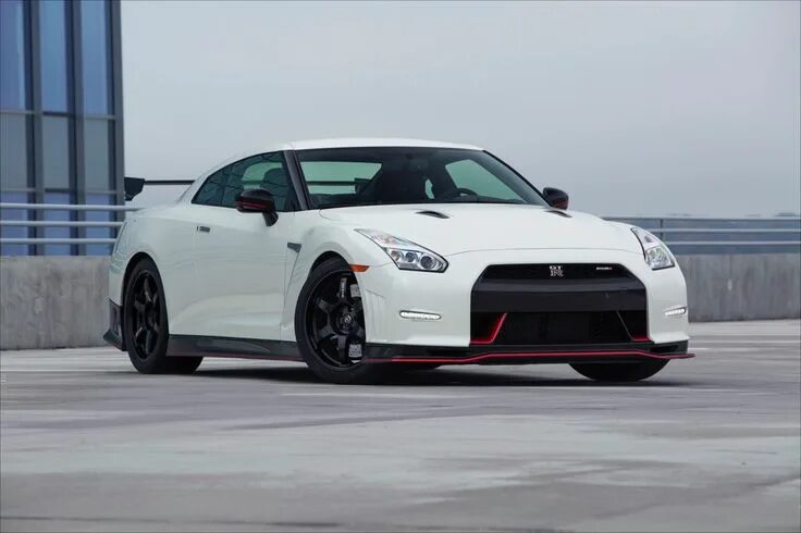Ниссан gt фото Road Testing the 600 Horsepower 2015 Nissan GT-R NISMO Nissan gtr nismo, Nissan 