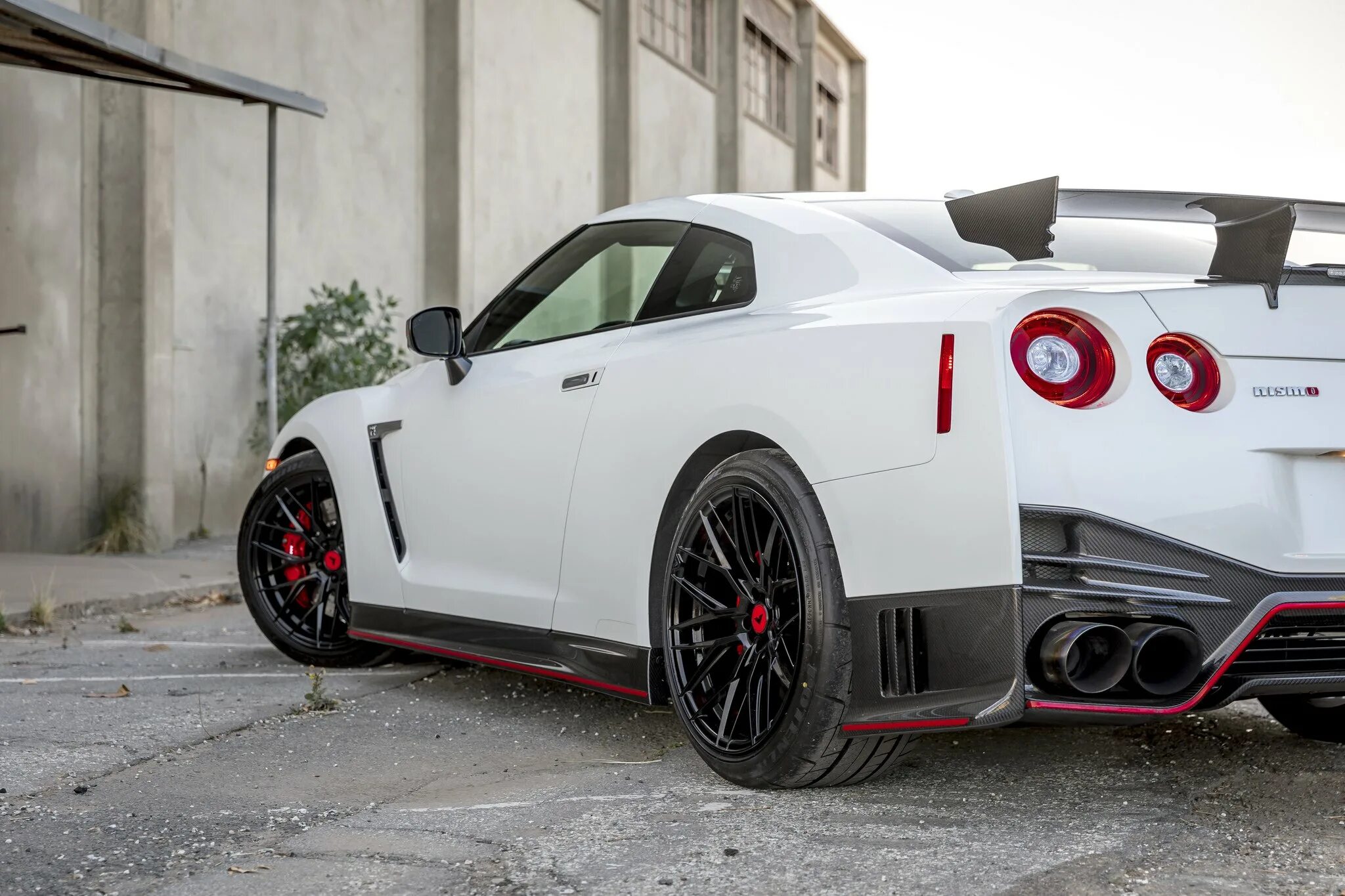 Ниссан гтр чип тюнинг Eye-Catching Red Accents on Custom White Nissan GT-R - CARiD.com Gallery