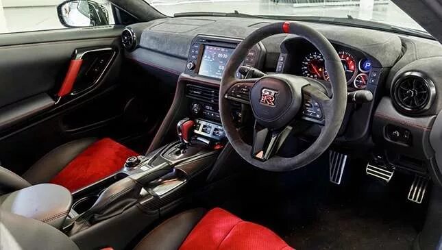 Ниссан гтр салон фото The Nissan GT-R Nismo is a Kaiju on wheels