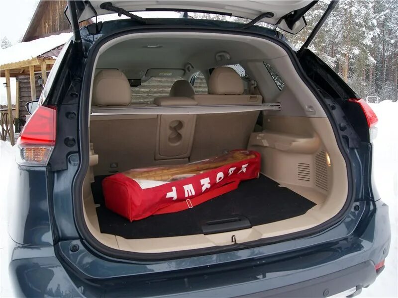 Ниссан х трейл фото багажника Фото Nissan X-Trail - Система Flexible Luggage Board System позволяет расположит