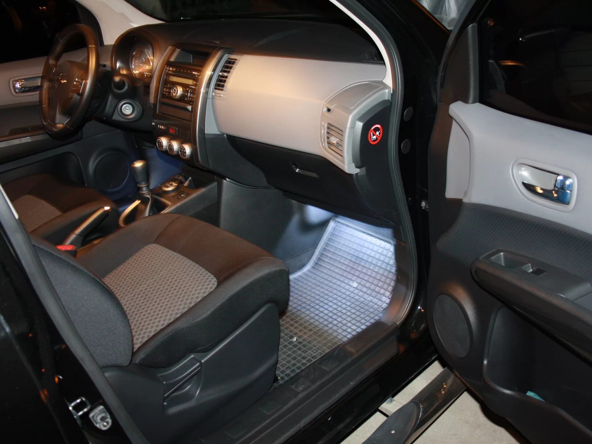 Ниссан х трейл тюнинг салона Подсветка ног - Nissan X-Trail II (t31), 2 л, 2008 года тюнинг DRIVE2