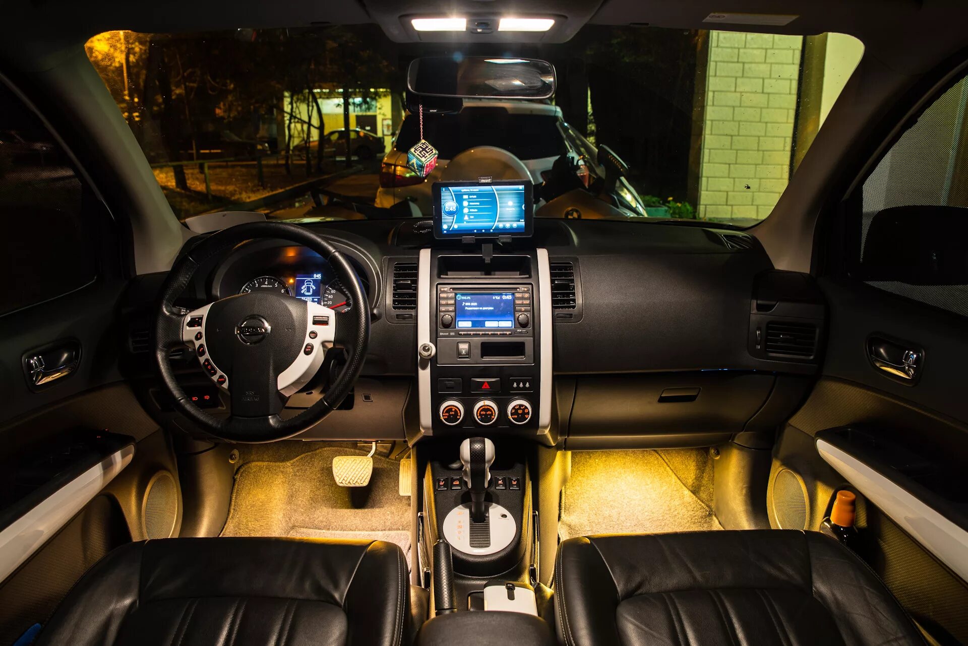 Ниссан х трейл тюнинг салона 65. Салон. Чёрно-белое оформление. Часть 3. Ночь. - Nissan X-Trail II (t31), 2 л