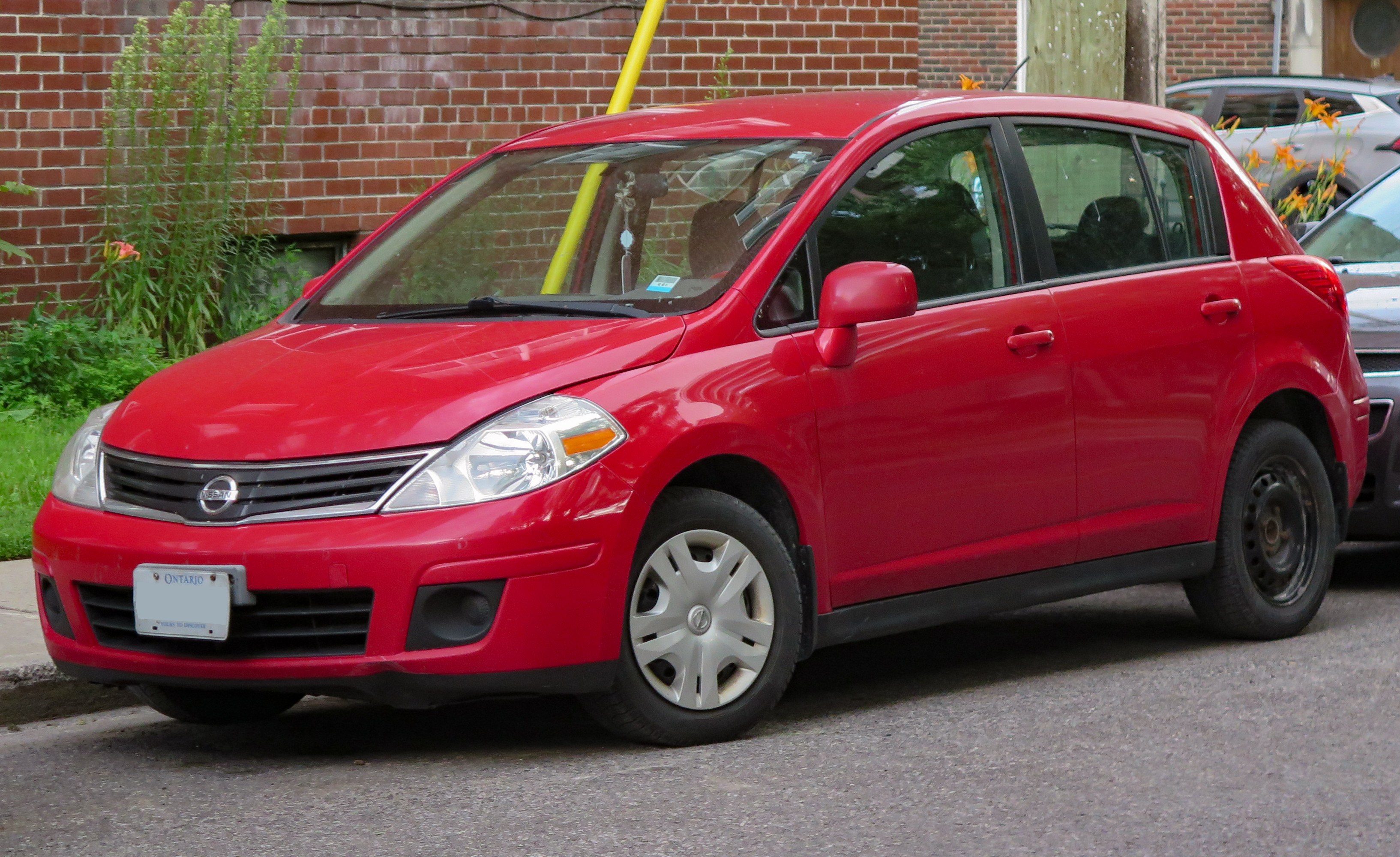 Ниссан хэтчбек фото File:2010 Nissan Versa 1.8 S Hatchback in Matador Red, Front Left, 2023-07-14.jp
