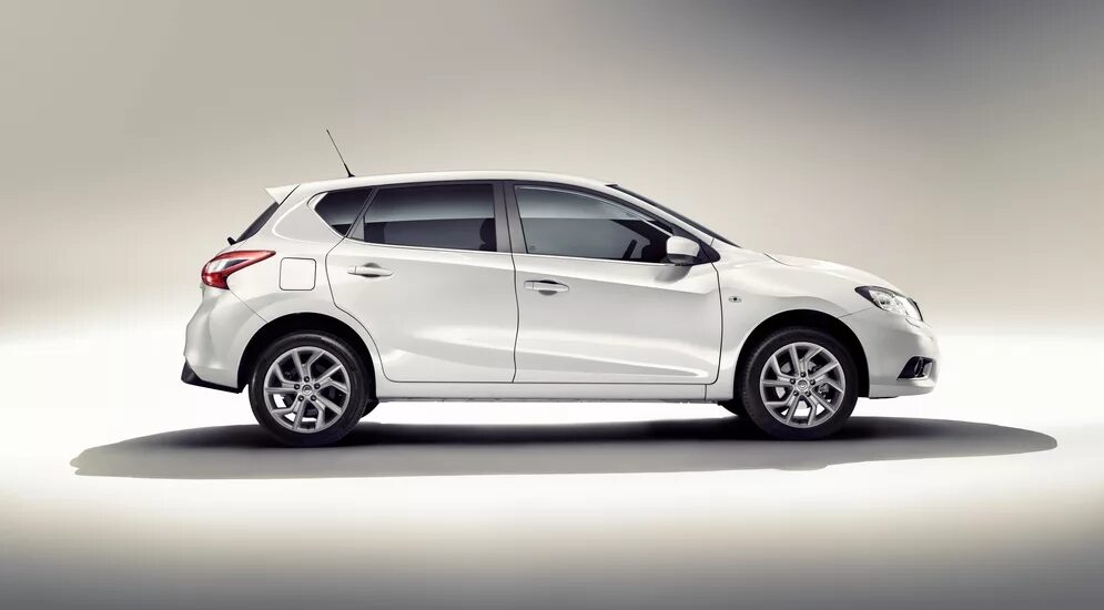 Ниссан хэтчбек модели фото Индивидуальное бессознательное: тест-драйв Nissan Tiida - КОЛЕСА.ру - автомобиль