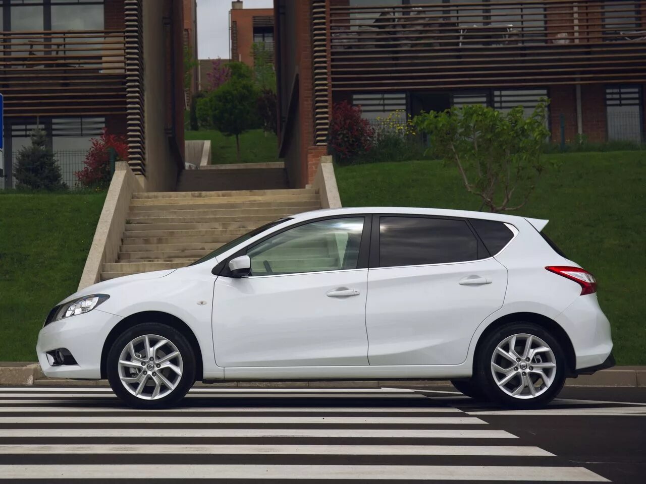 Ниссан хэтчбек модели фото Nissan Tiida 2 поколение, хэтчбек 5-дверный - технические характеристики, модель