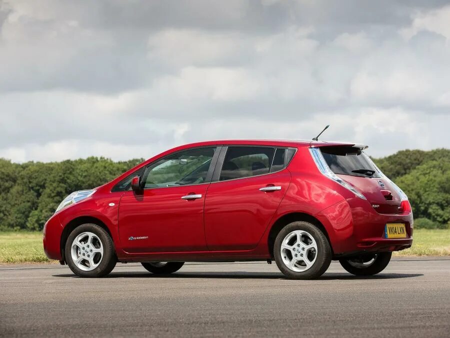 Ниссан хэтчбек модели фото Nissan Leaf 2013 года выпуска для рынка Великобритании и Ирландии. Фото 3. VERci